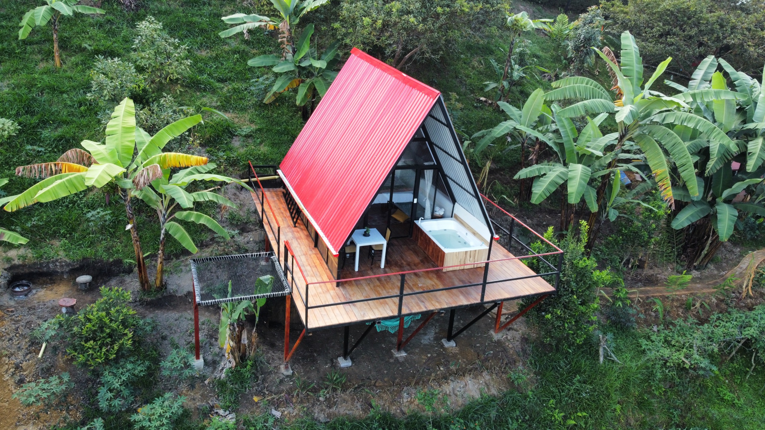 Cabaña triangular de El Pinar entre vegetación